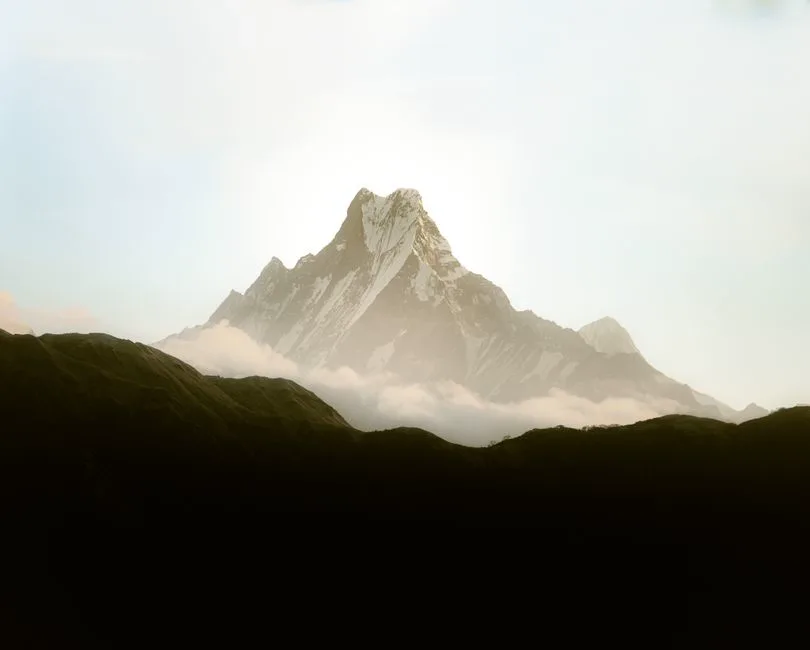 远山与云海,宁静的自然风景