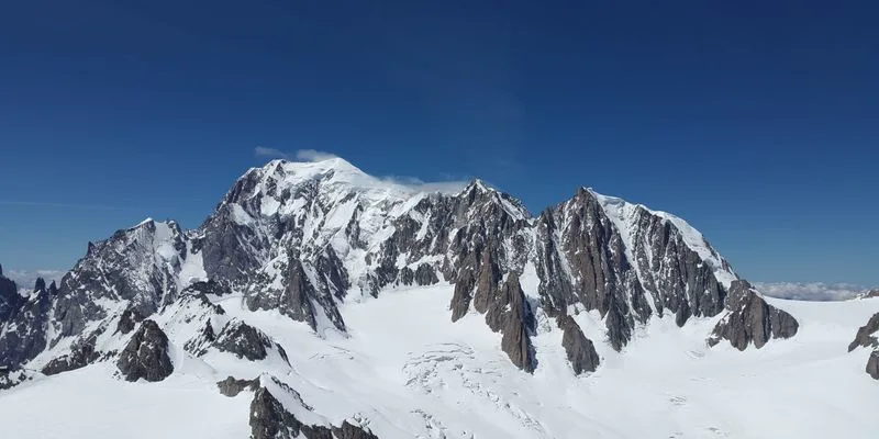 雪山与蓝天